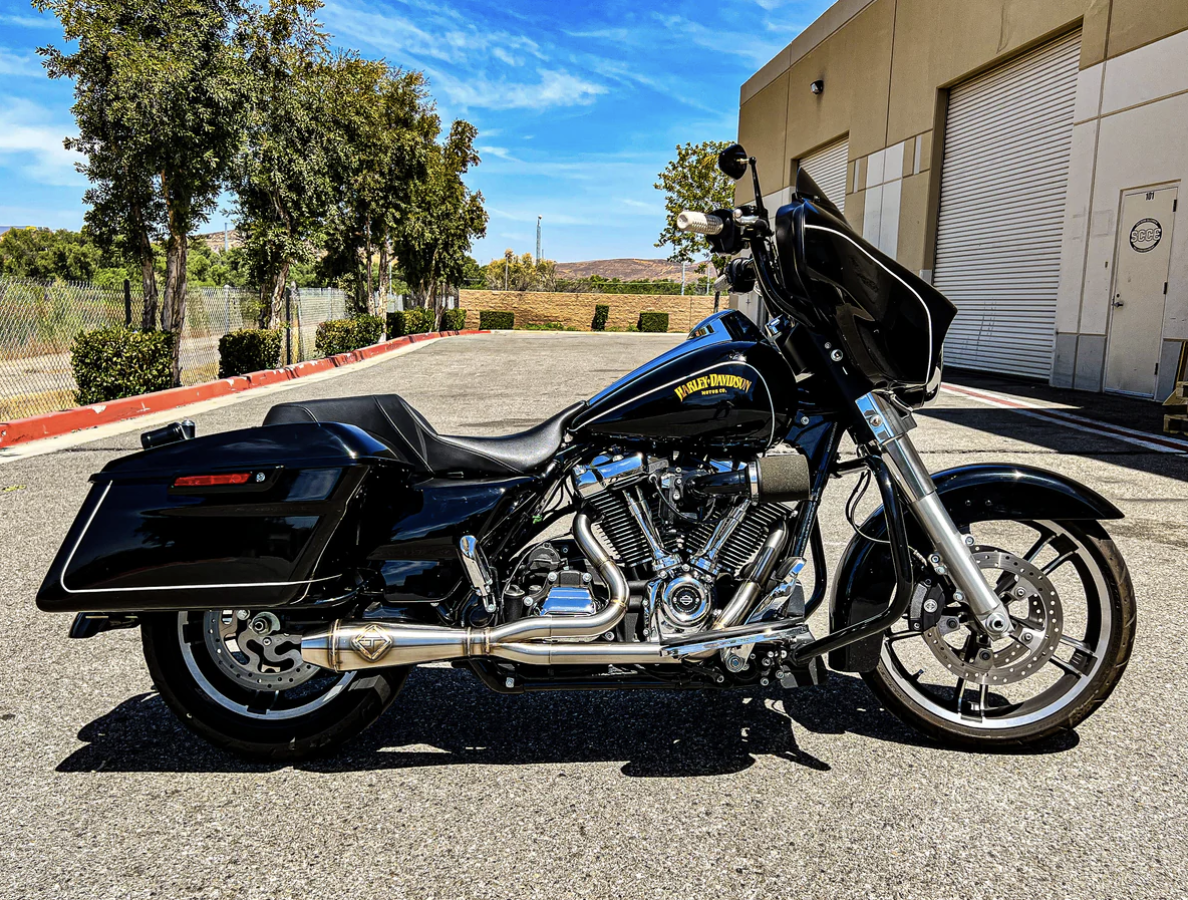 2017-PRESENT M8 BAGGER - LANESPLITTER