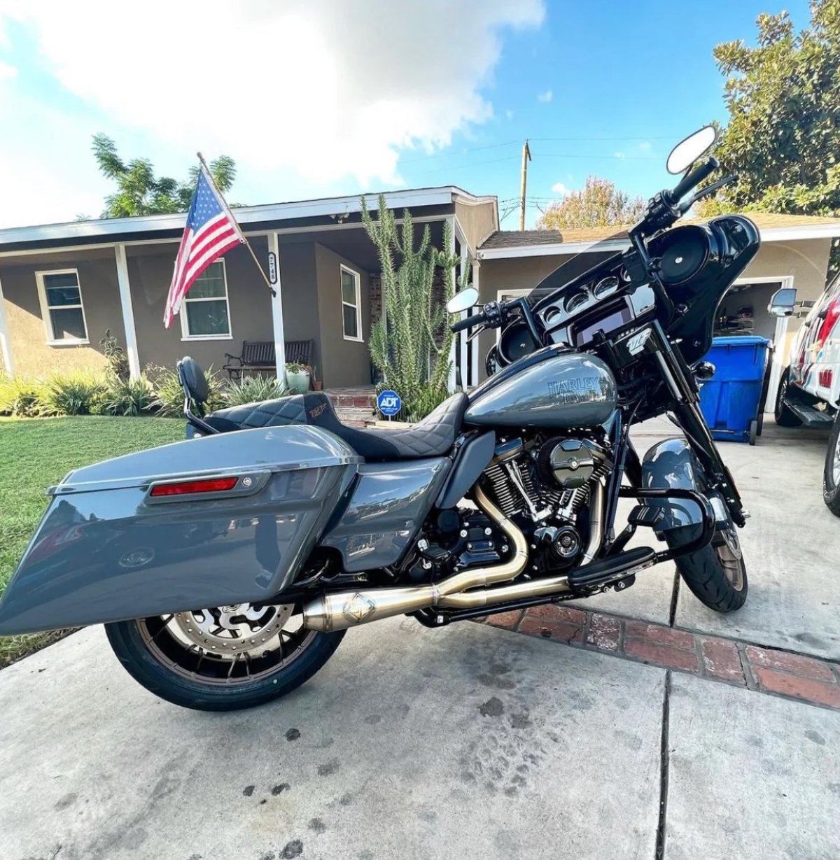 2017-PRESENT M8 BAGGER - LANESPLITTER