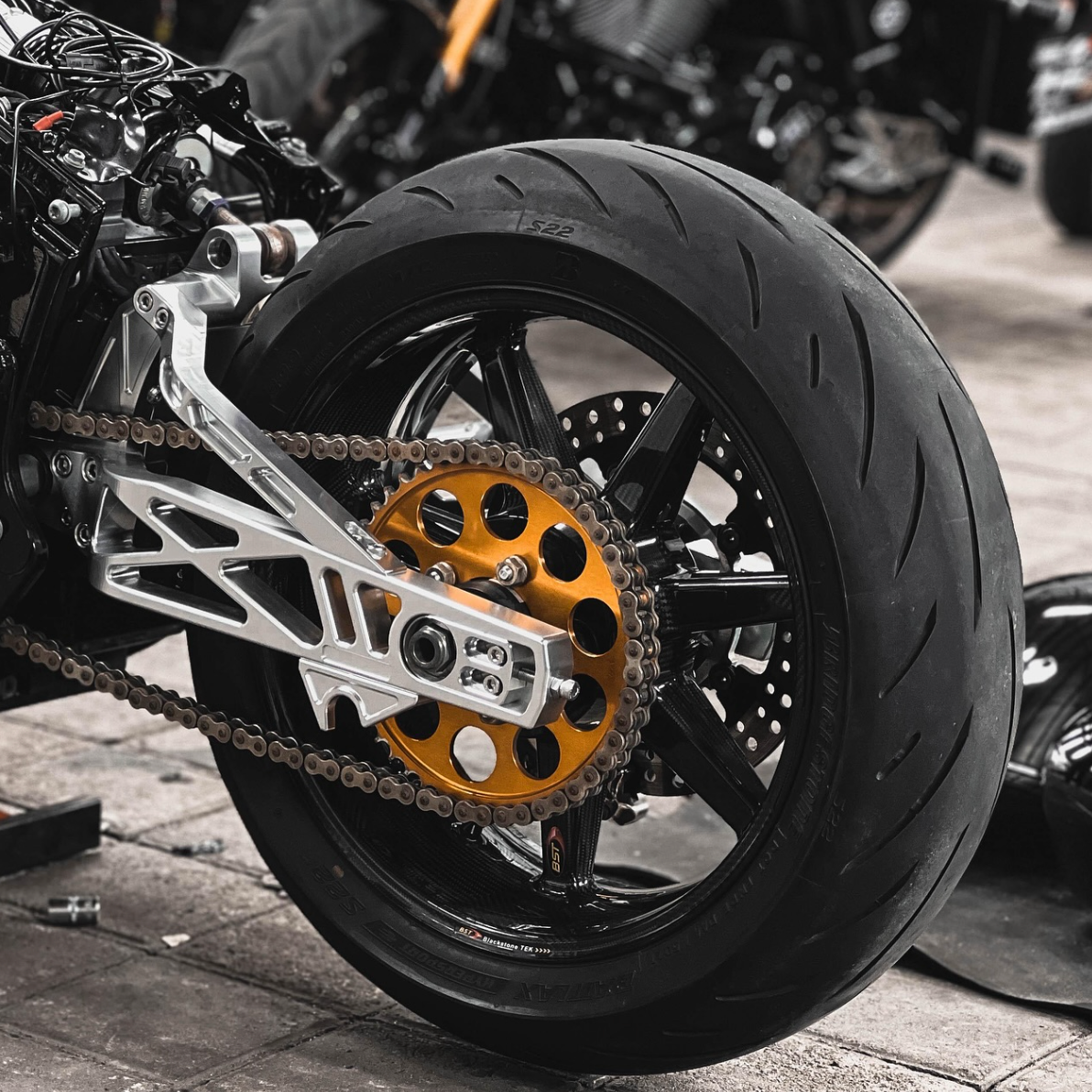 Billet V1 Swingarm Softail