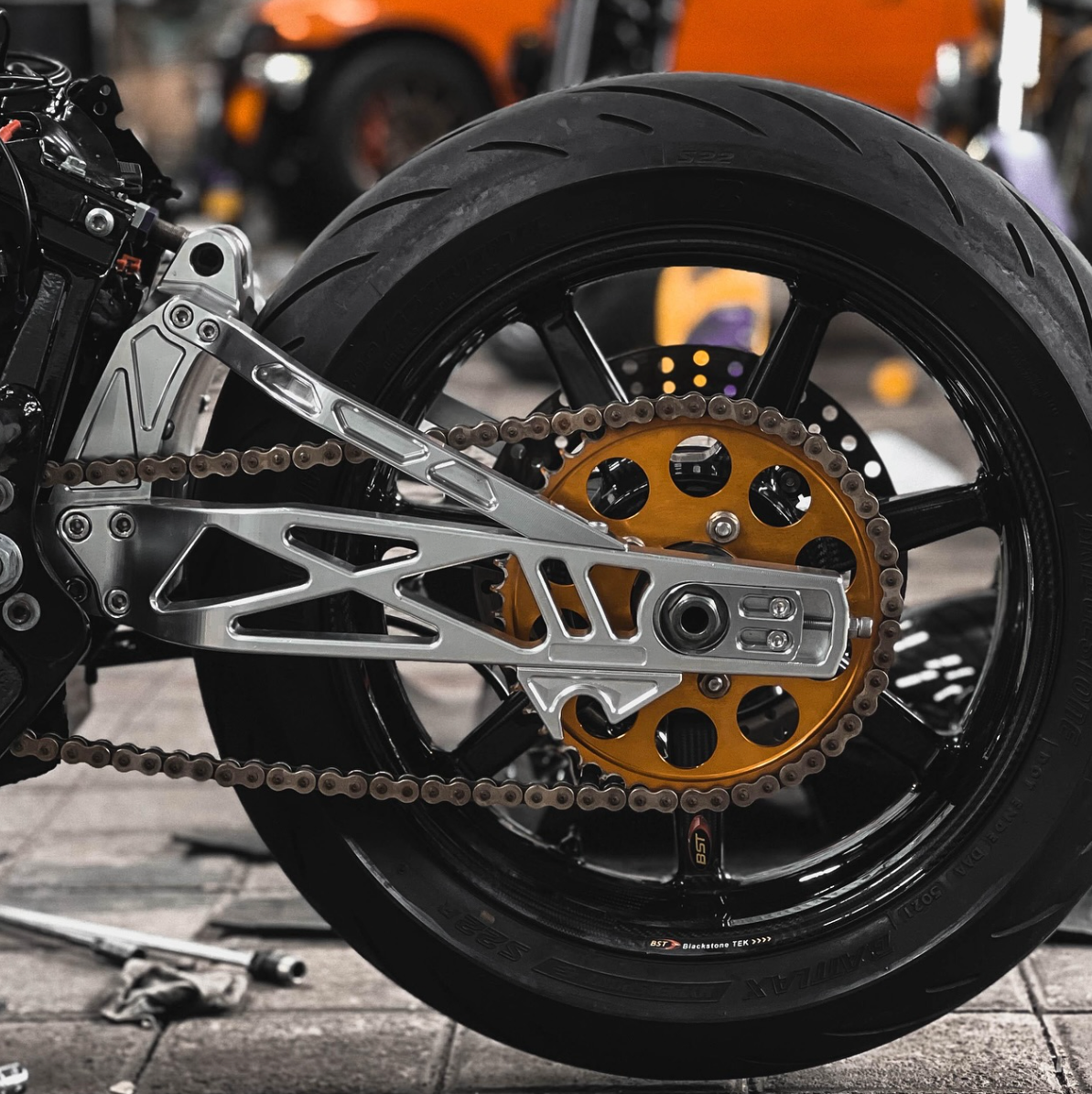 Billet V1 Swingarm Softail